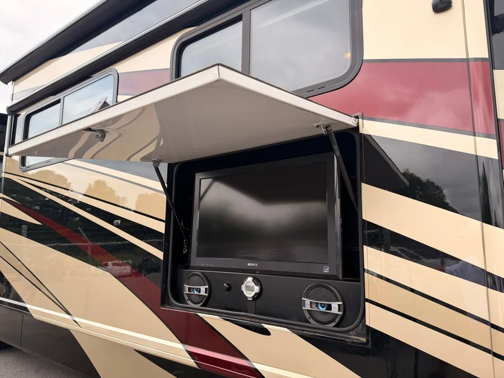 Used 2010 Black Fleetwood 42T image 14