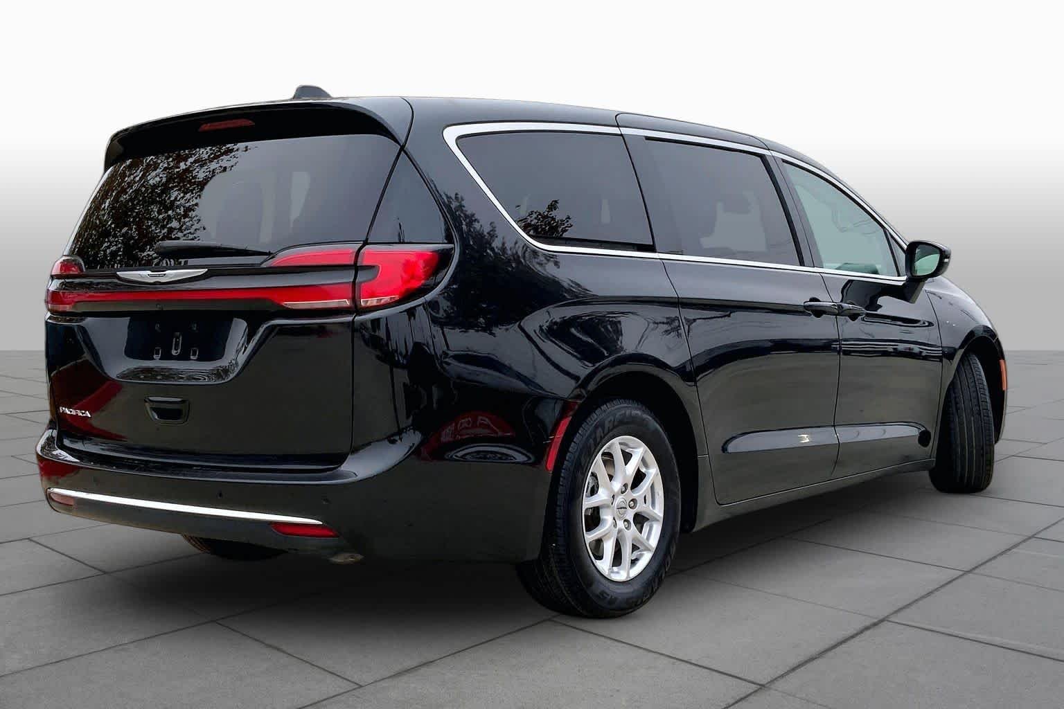 Used 2023 Brilliant Black Crystal Pearlcoat Chrysler Touring L image 13