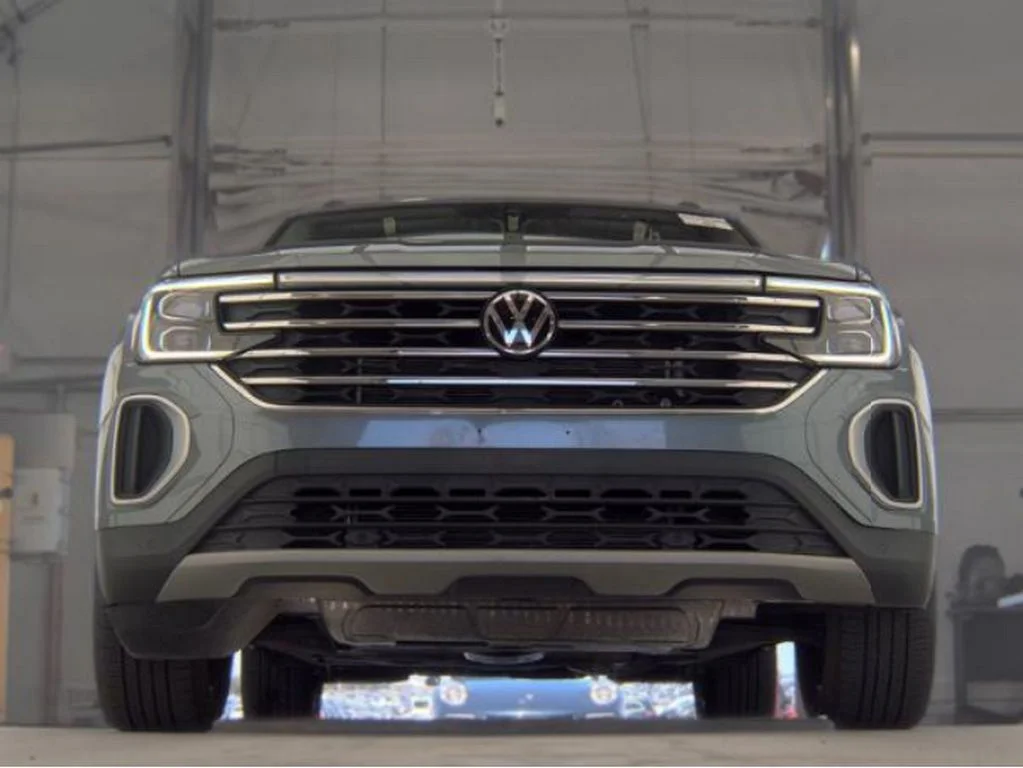 Used 2025 Gray Volkswagen 2.0T SE w/Technology image 3