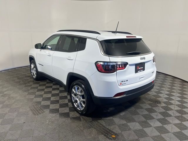 Certified Used 2022 White Jeep Latitude Lux image 7