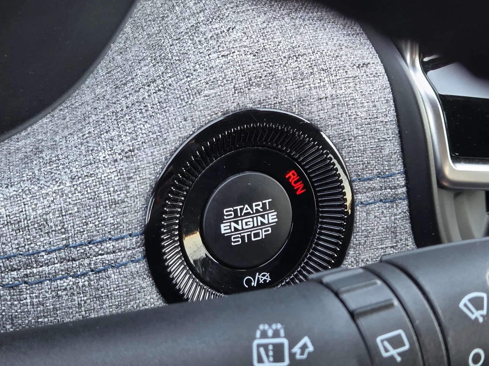 Used 2025 White/off-white Jeep Latitude 4x4 image 19