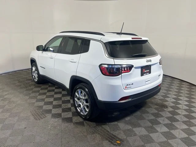 Certified Used 2022 White Jeep Latitude Lux image 7