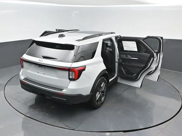 New 2027 Avalanche Gray Ford ST-Line image 27