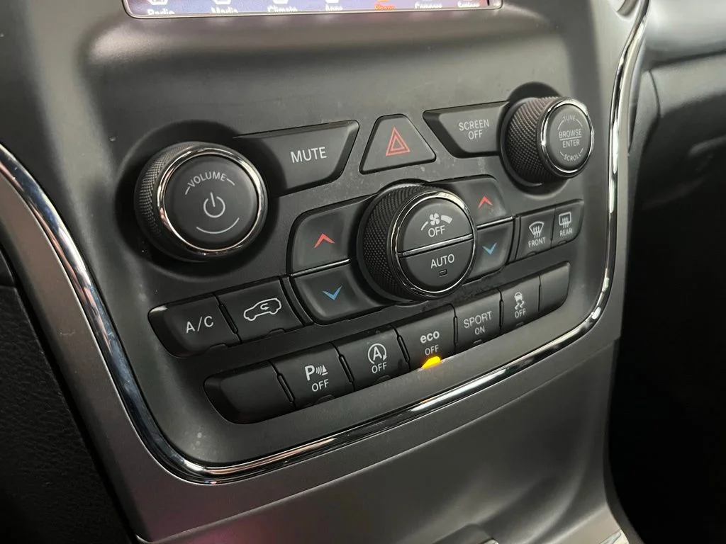 Used 2020 Black Jeep Laredo E image 14