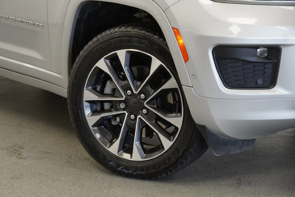Used 2021 Silver Jeep Overland image 9