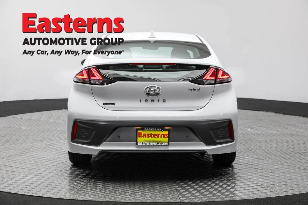 Used 2022 White Hyundai Limited image 6