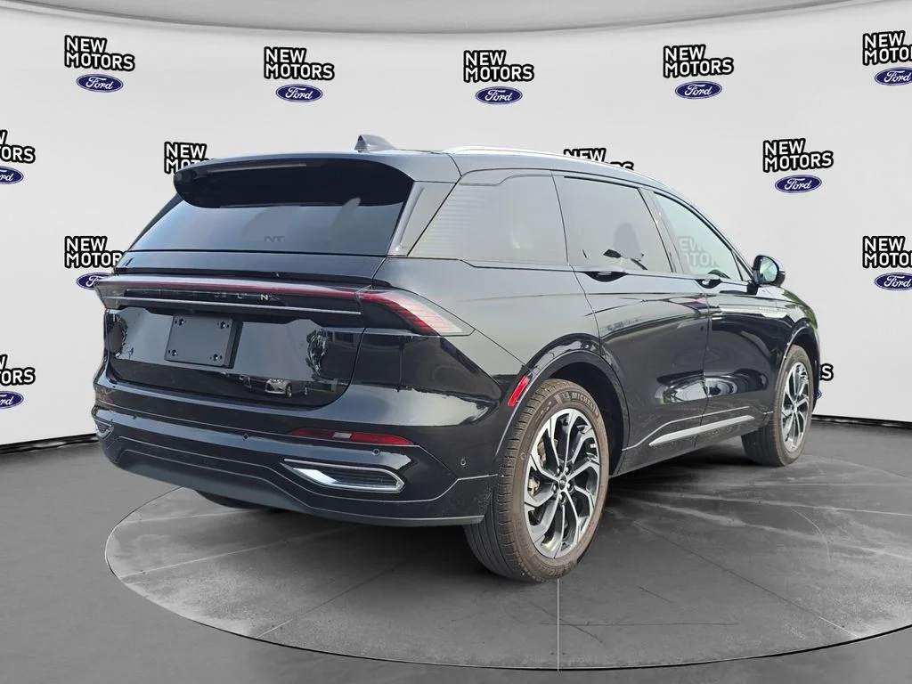 Used 2024 Black Metallic Lincoln Reserve image 4
