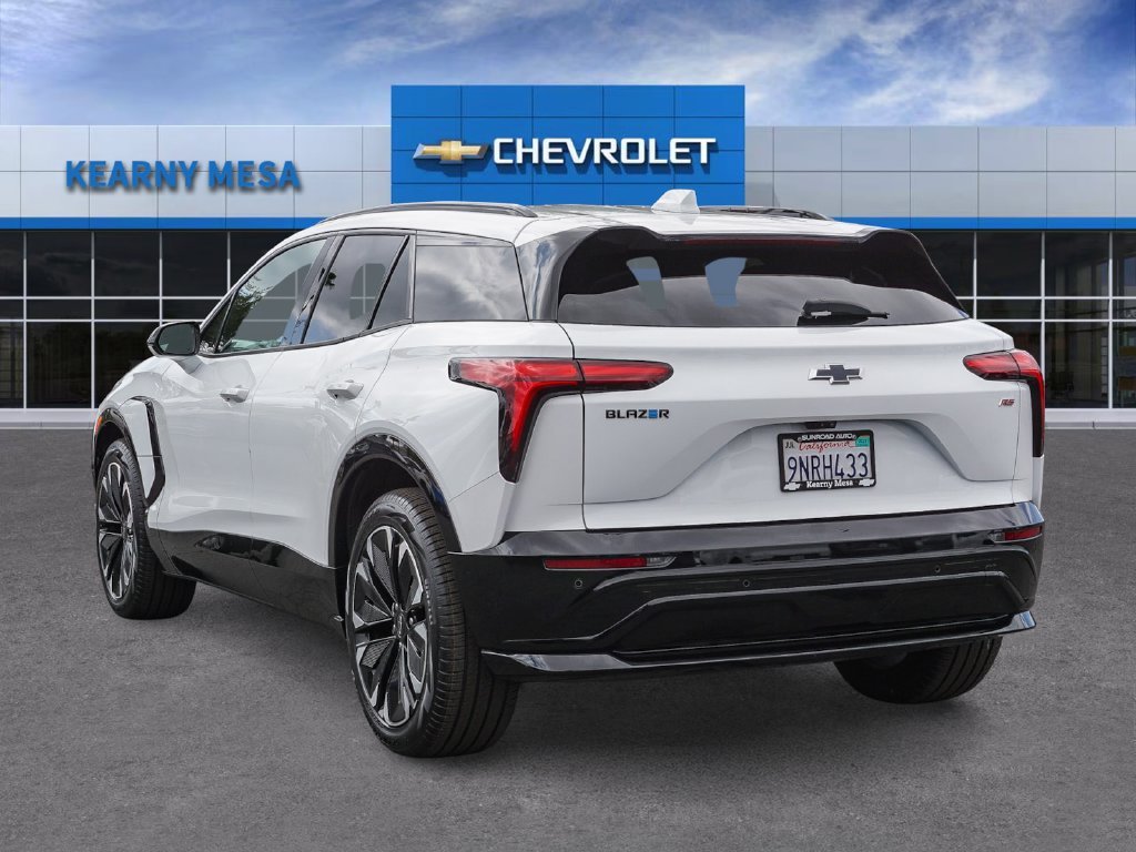 Used 2024 Summit White Chevrolet RS image 4