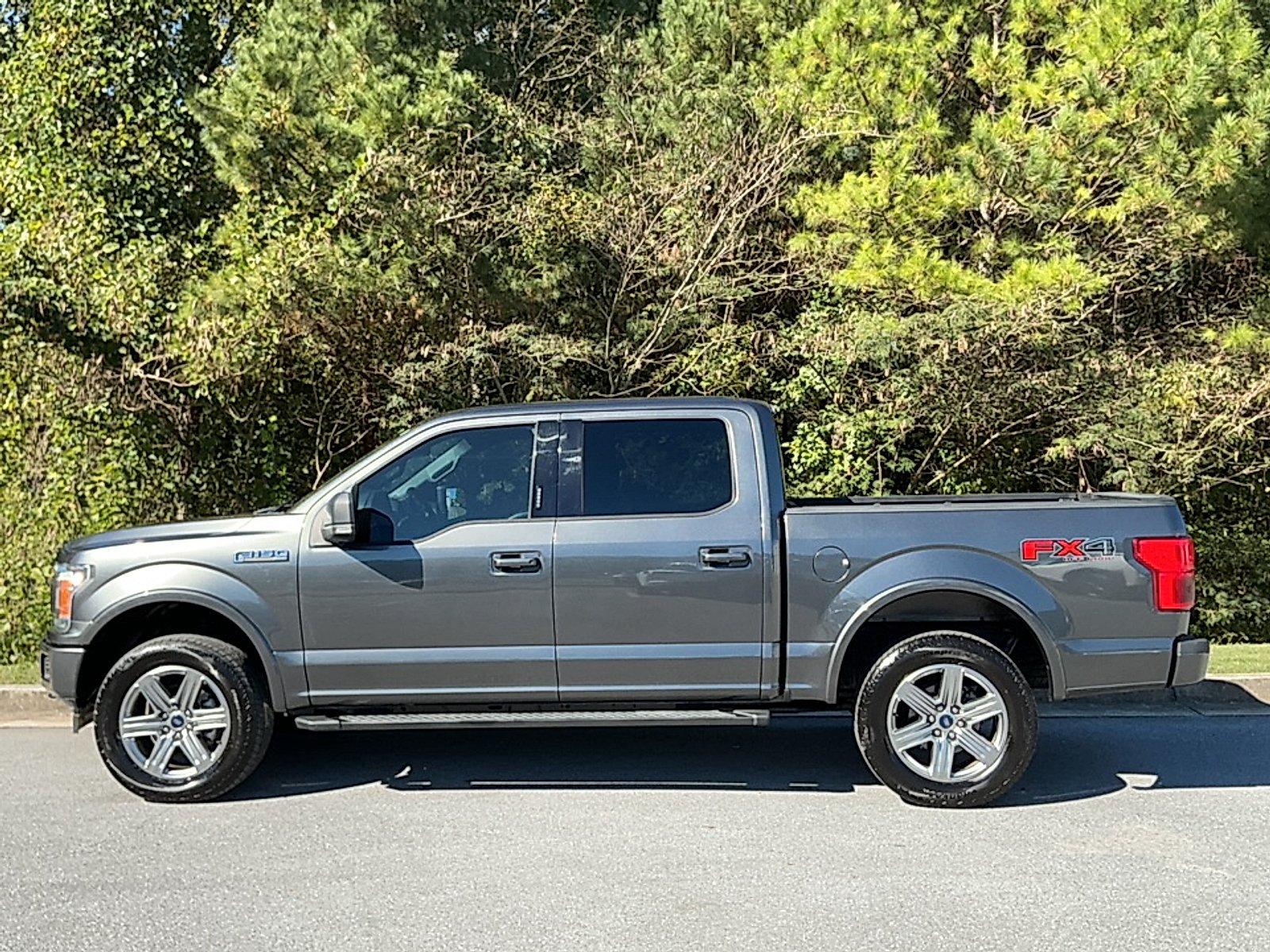 Used 2018 Magnetic Metallic Ford XLT image 5