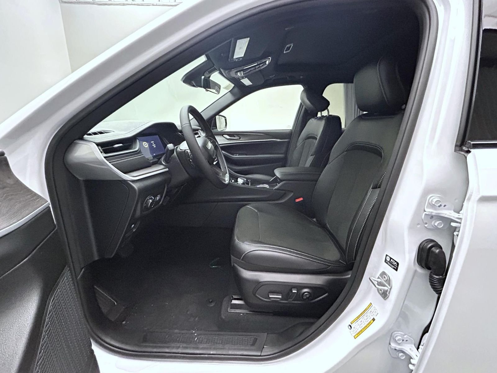 New 2026 Bright White Clear-Coat Exterior Paint Jeep Altitude image 10