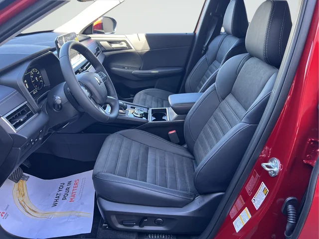 Used 2025 Red Mitsubishi SE image 9