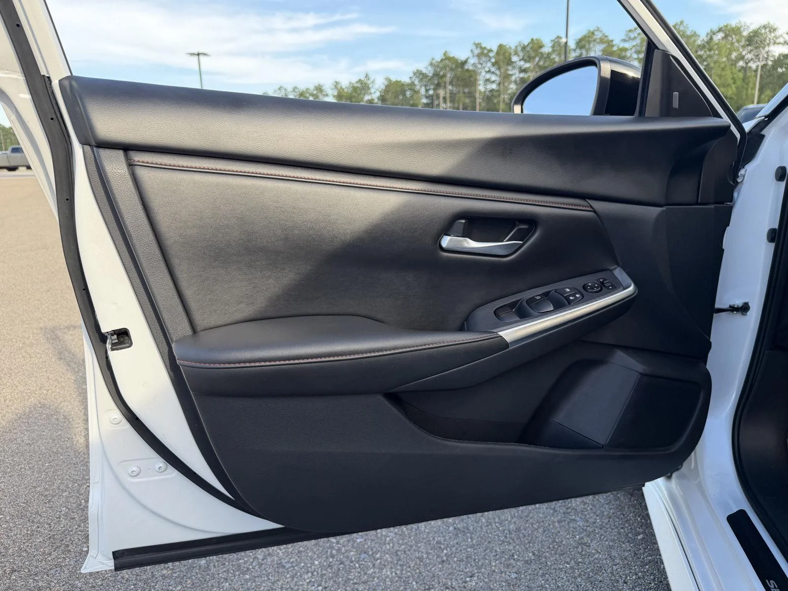 Used 2025 Aspen White/Super Black Nissan SR image 15