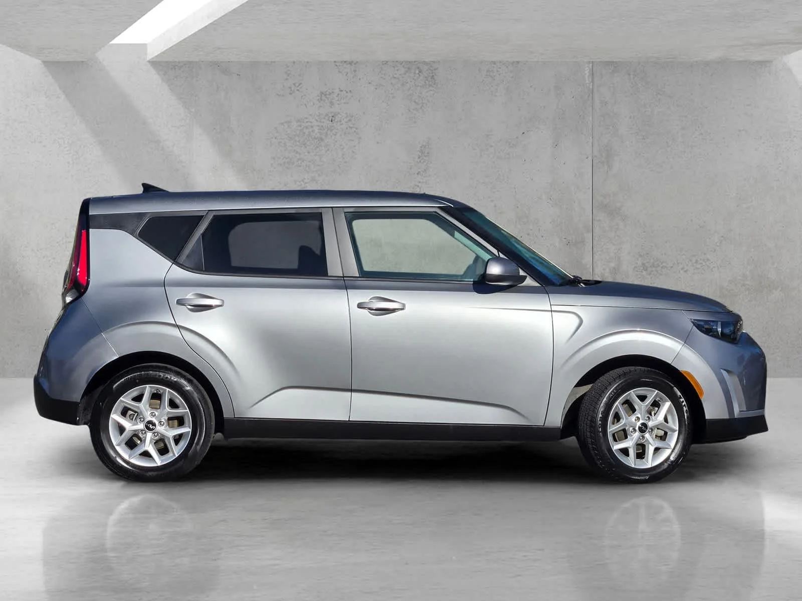 Used 2025  Kia LX image 3