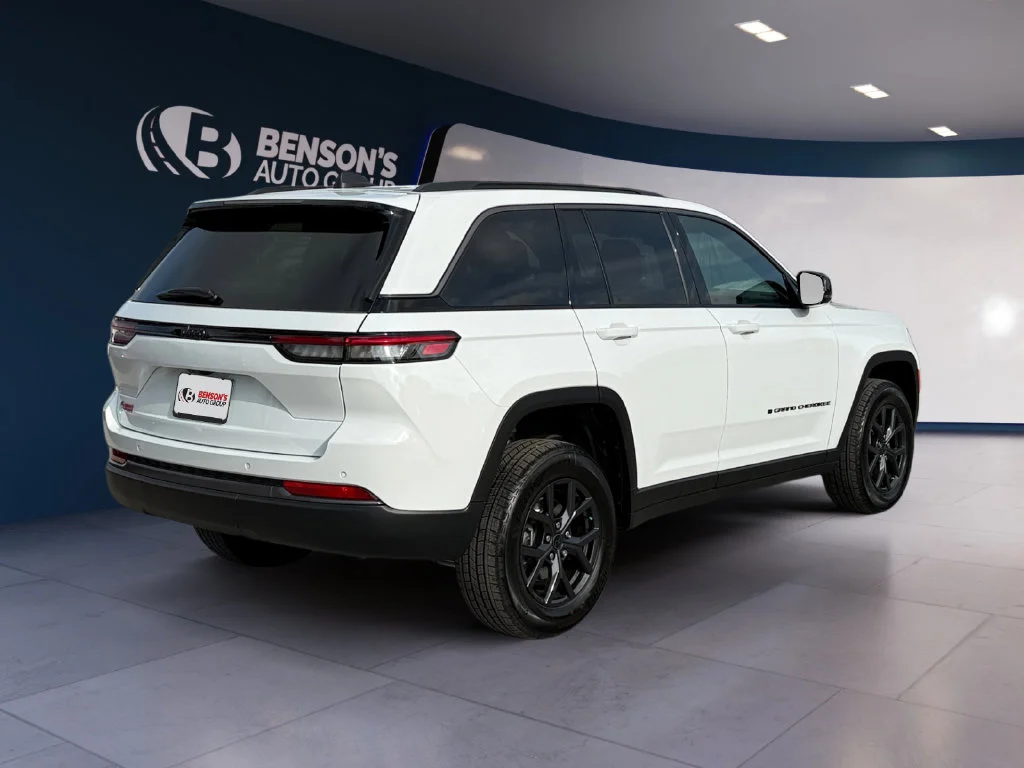 New 2027 White/off-white Jeep Laredo Altitude image 5