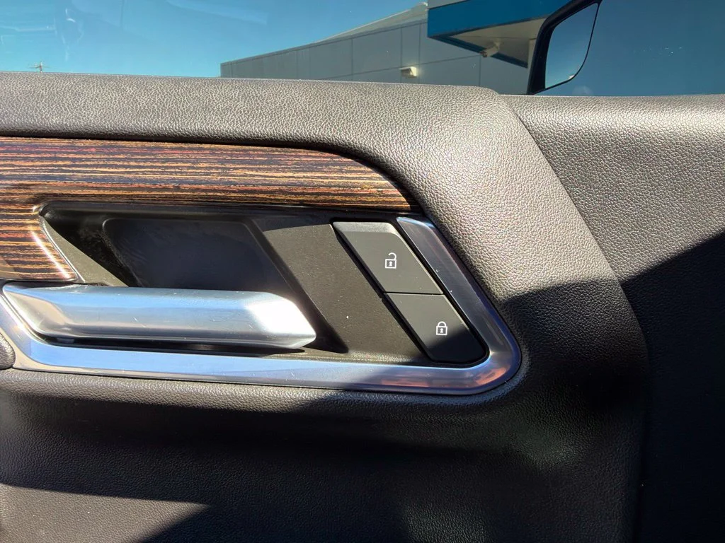 Used 2022 ONYX BLACK GMC SLE image 25