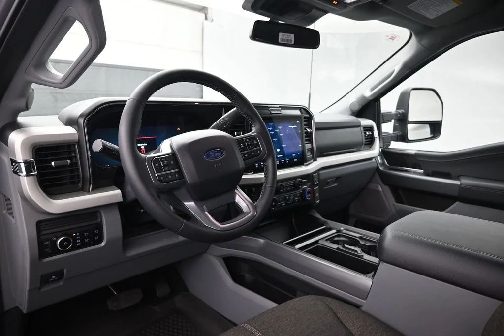 New 2027 Iconic Silver Metallic Ford XLT image 16