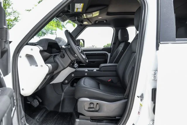 Used 2025 White Land Rover S image 4