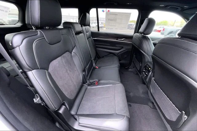 New 2026 Bright White Clear-Coat Exterior Paint Jeep Laredo image 27