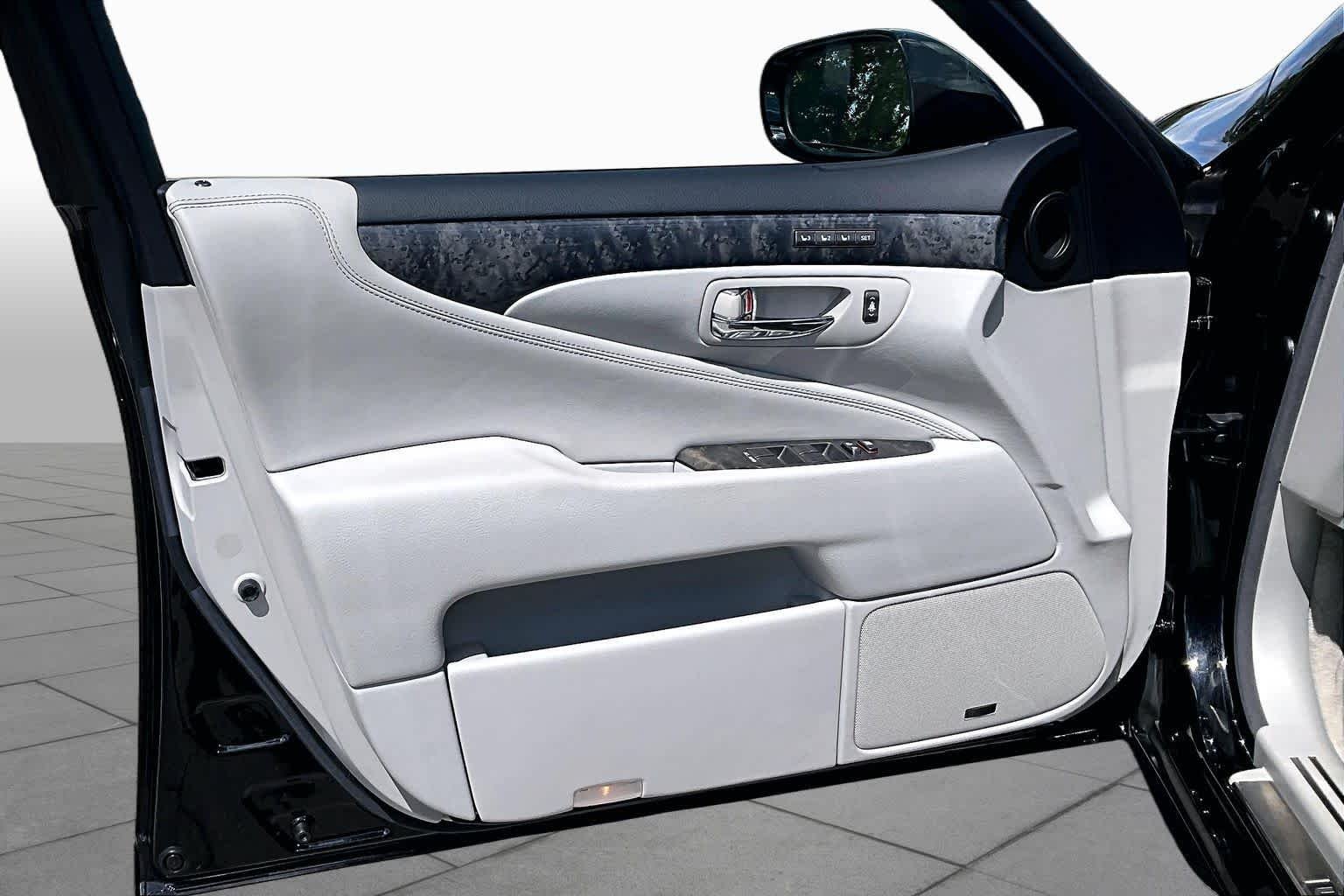 Used 2012 Obsidian Lexus  image 25