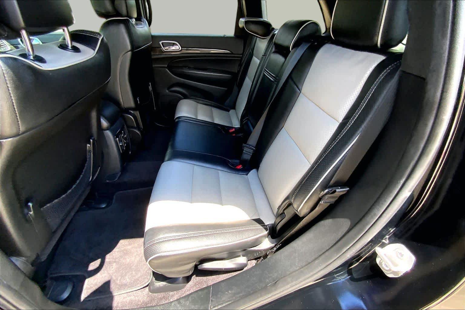 Used 2018 Diamond Black Crystal Pearlcoat Jeep Laredo image 20