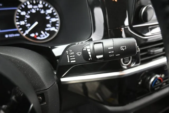 Used 2022 White Nissan SL image 21