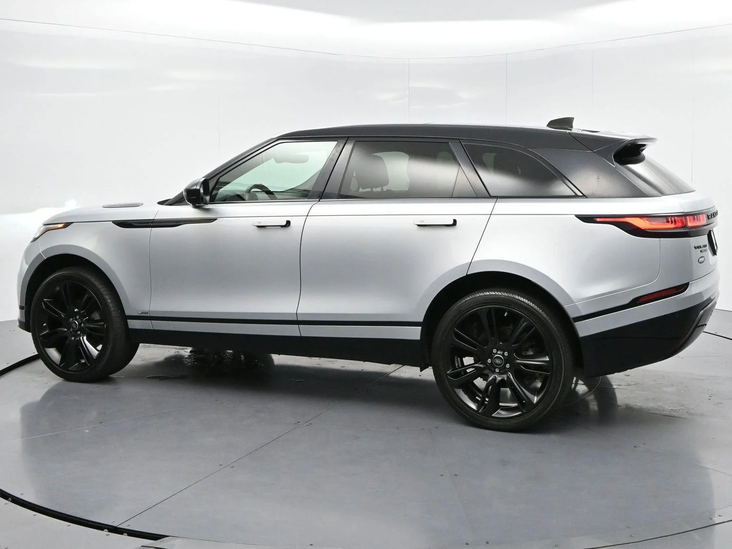 Used 2020 Silicon Silver Premium Metallic Land Rover R-Dynamic S image 5