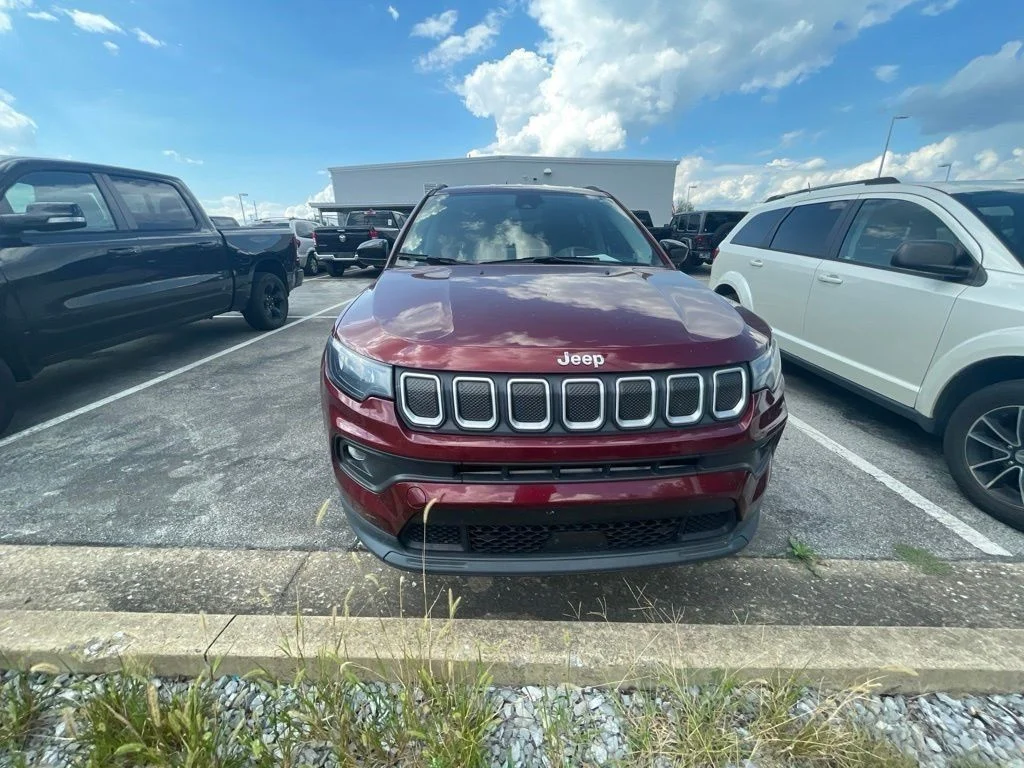Used 2022 Red Jeep Latitude image 3
