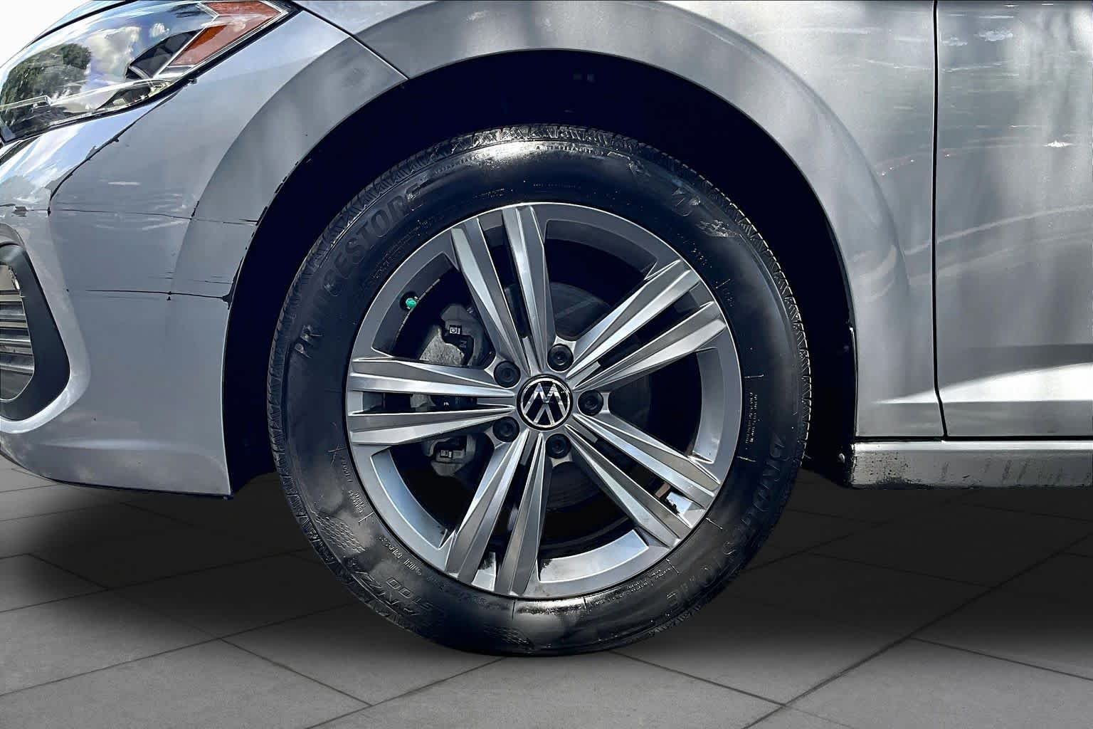 Certified Used 2023 Pyrite Silver Metallic Volkswagen SE image 11