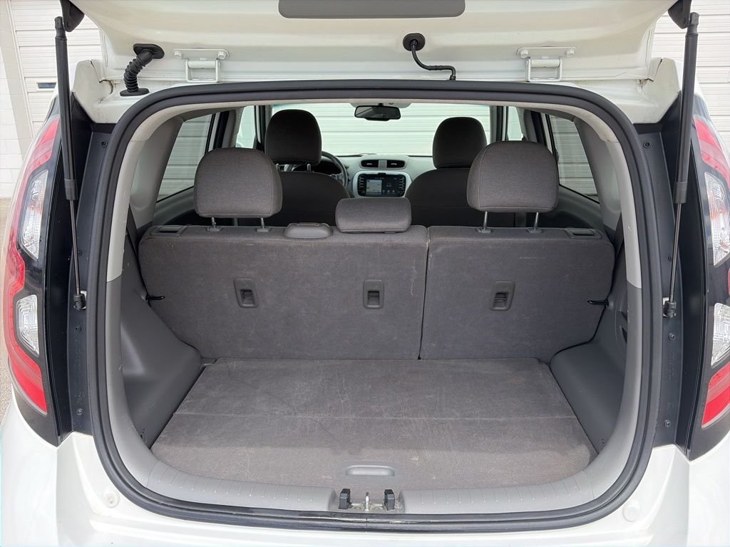 Used 2017 White Kia Base image 15
