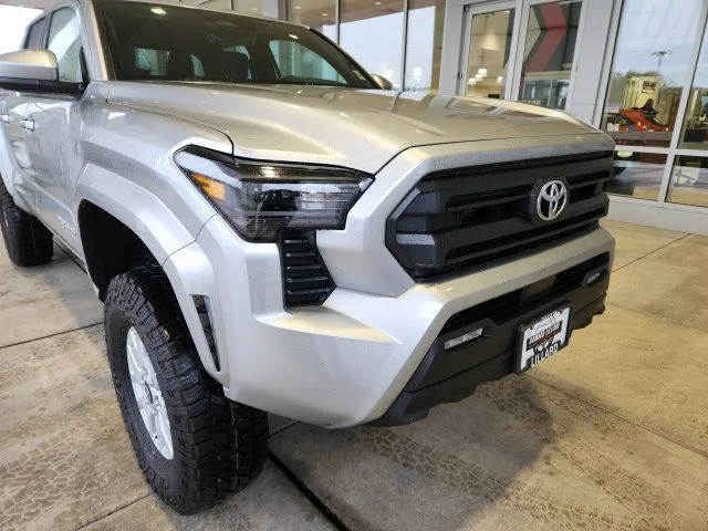 2025 Toyota Tacoma SR5 - Photo 8