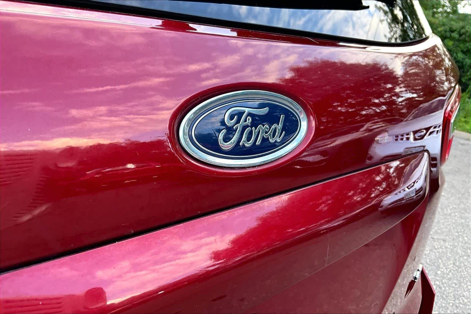 Used 2020 Ruby Red Metallic Tinted Clearcoat Ford SE image 30