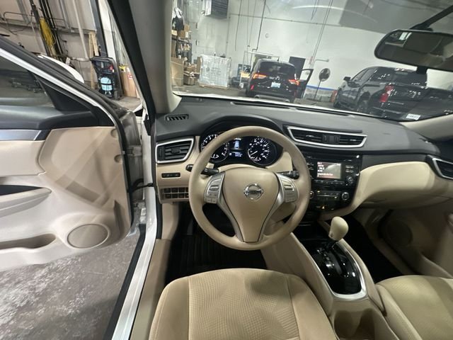Used 2015 Glacier White Nissan S image 15