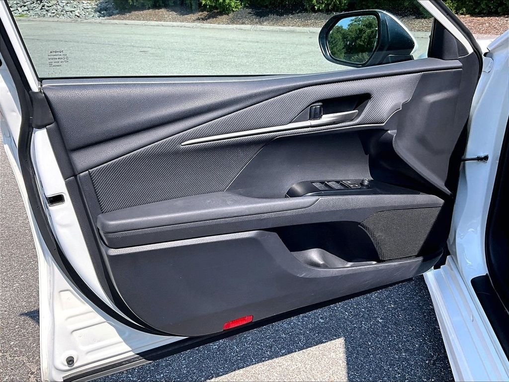 Used 2025 White Toyota SE image 9