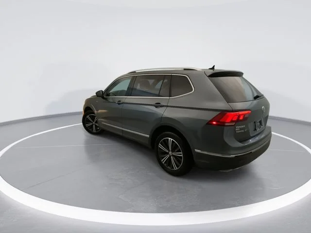 Used 2018 Gray Volkswagen 2.0T SEL image 4