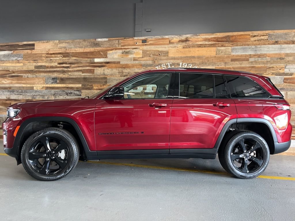Used 2023 Velvet Jeep Limited image 20