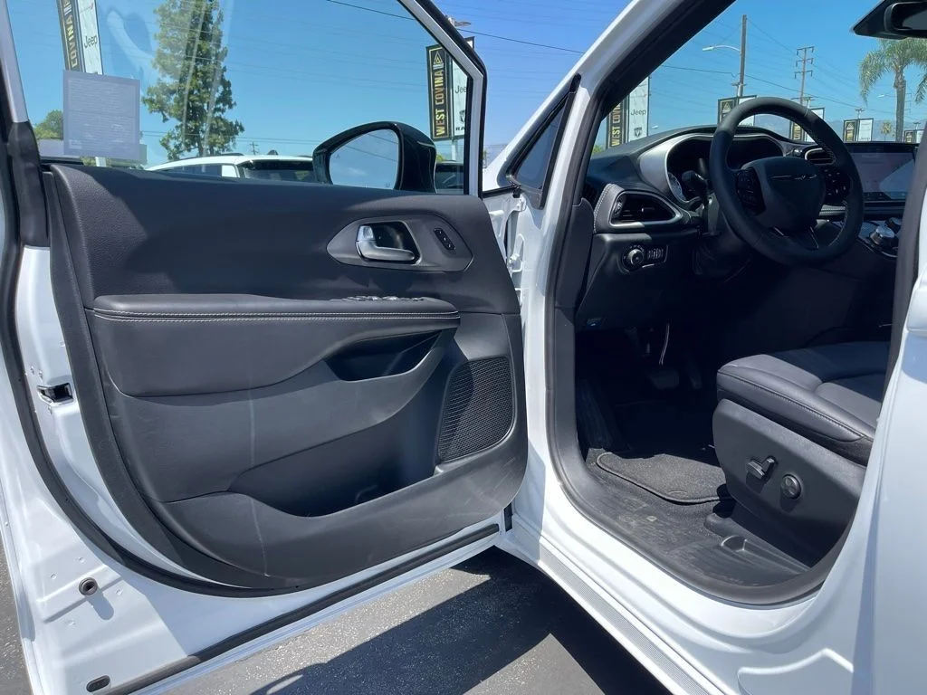 New 2026 Bright White Clear-Coat Exterior Paint Chrysler Select image 13