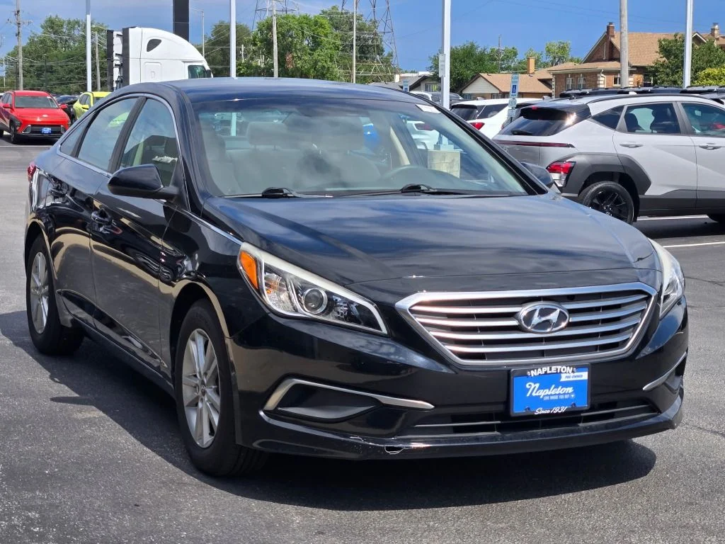 Used 2017 Black Hyundai SE image 3