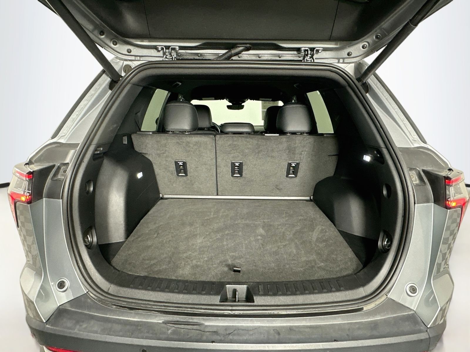 Used 2025 Sterling Gray Metallic Chevrolet LT image 27