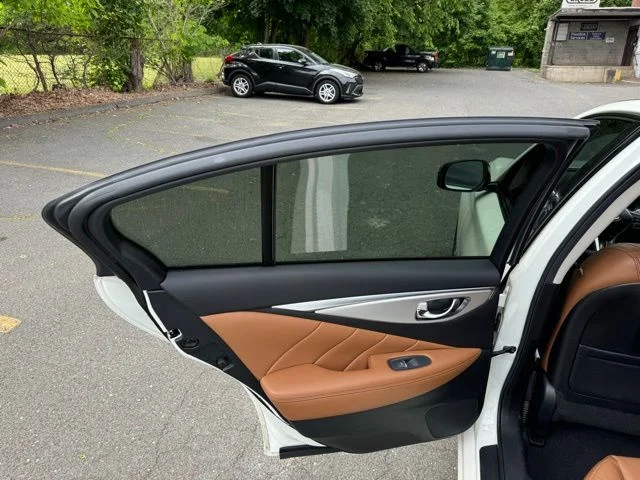 Used 2023 White INFINITI LUXE image 16