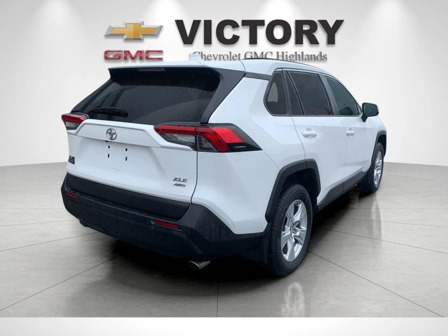 Used 2019 White Toyota XLE image 3