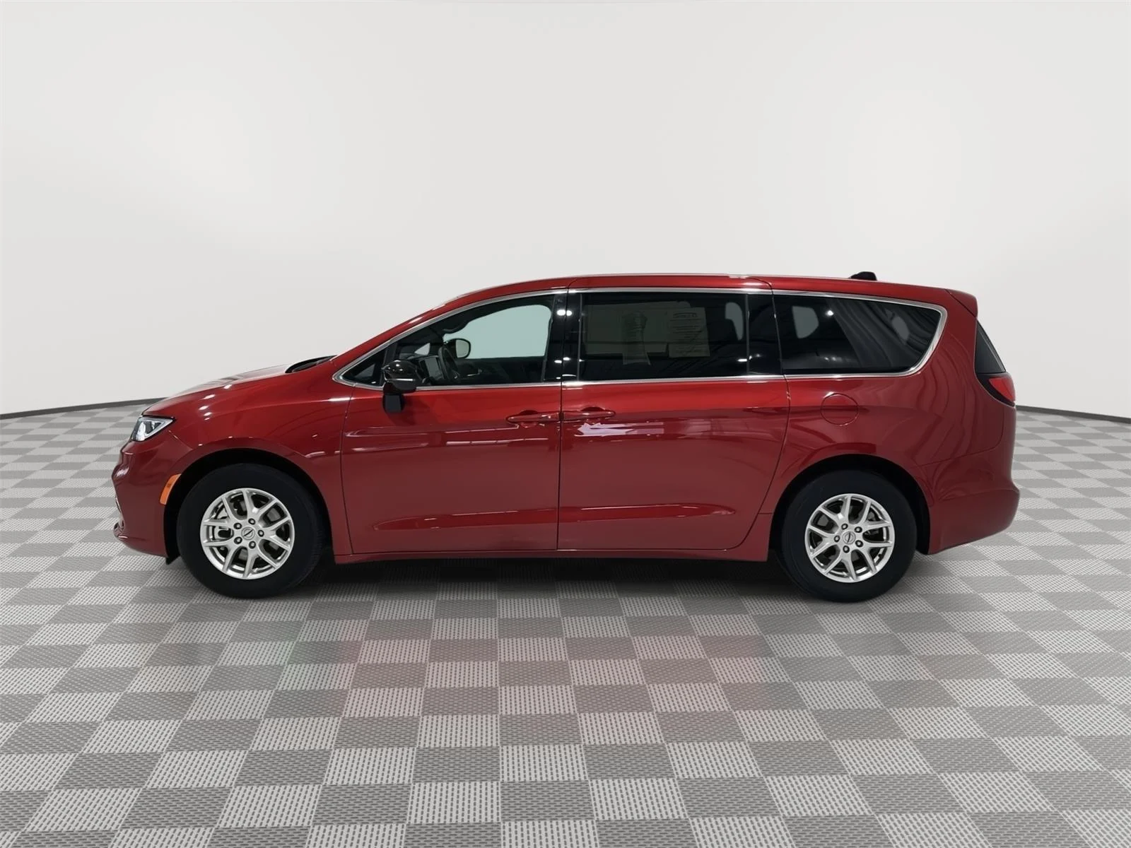Used 2025 Chrysler Pacifica Select with VIN 2C4RC1BG5SR544615 for sale in Alexandria, Minnesota