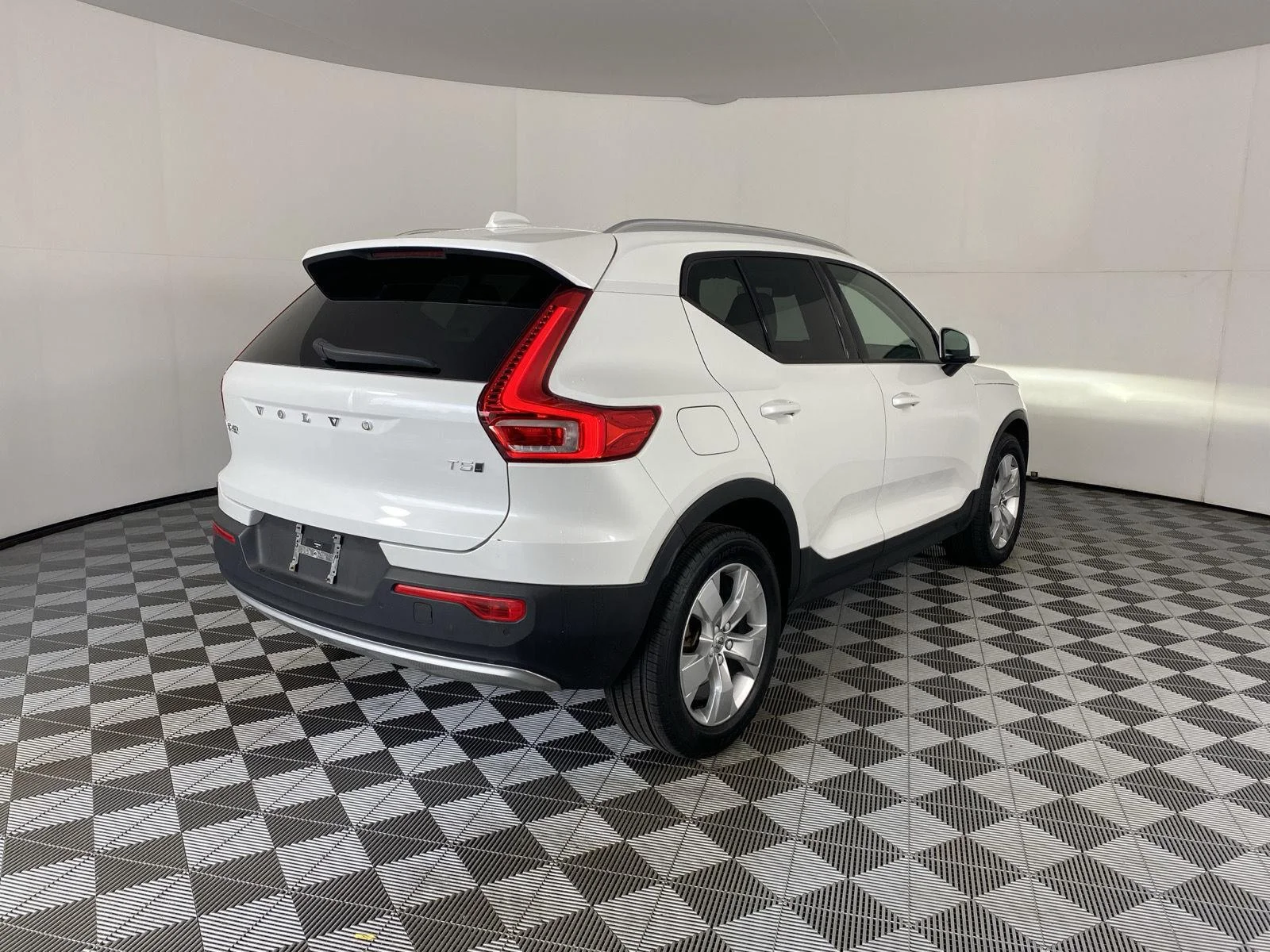 Used 2022 Crystal White Metallic Volvo Momentum image 9
