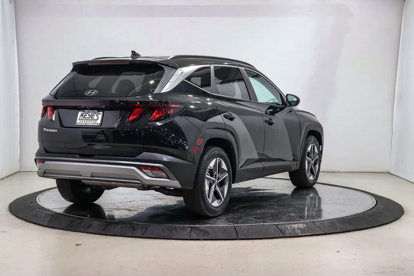 Used 2025 Phantom Black Hyundai SEL image 4