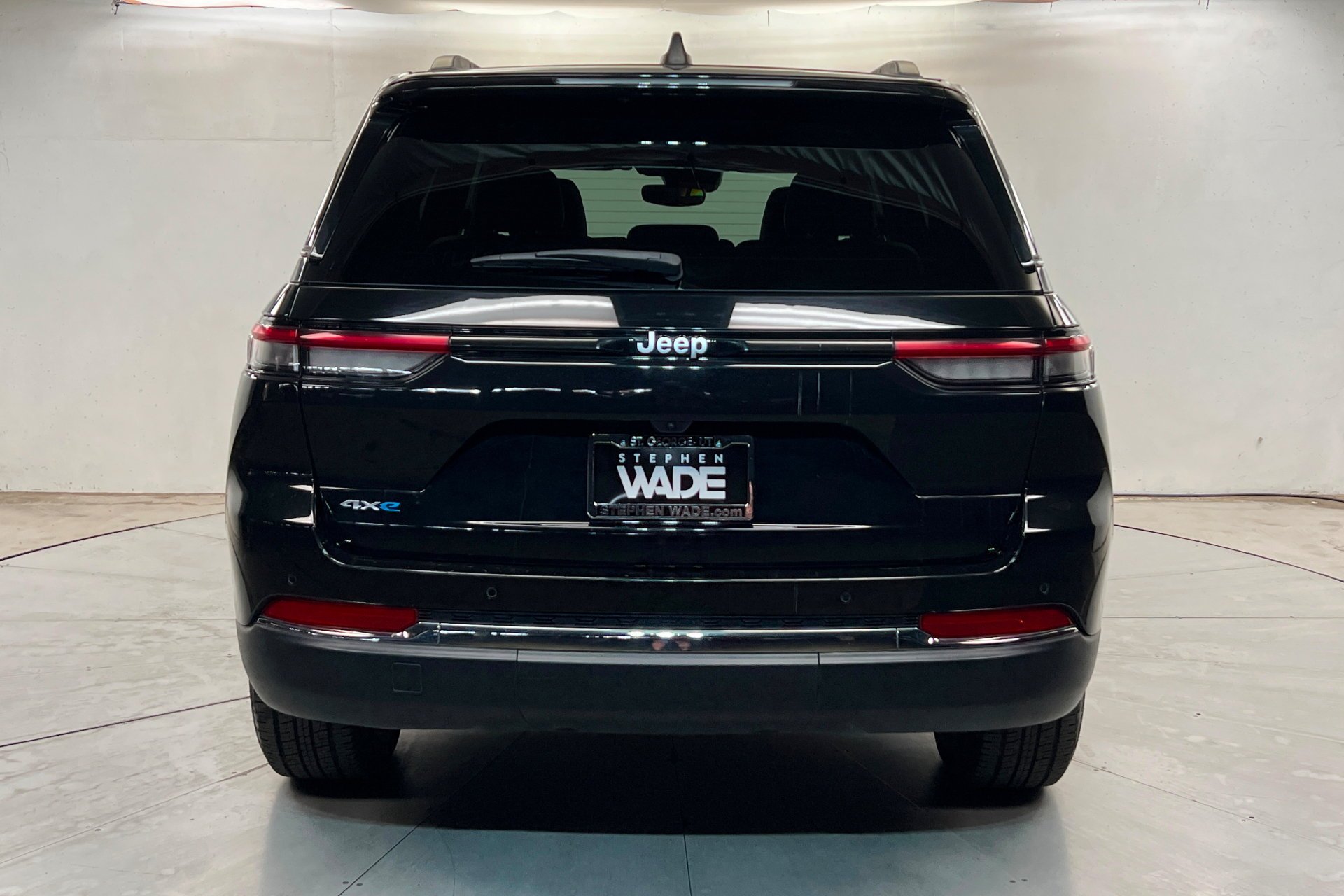 Used 2024 Diamond Black Crystal Pearlcoat Jeep 4xe image 5