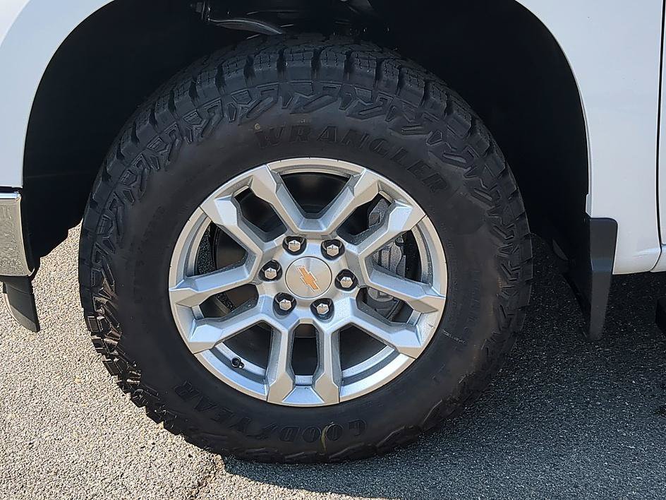 New 2026 Summit White Chevrolet WT image 10