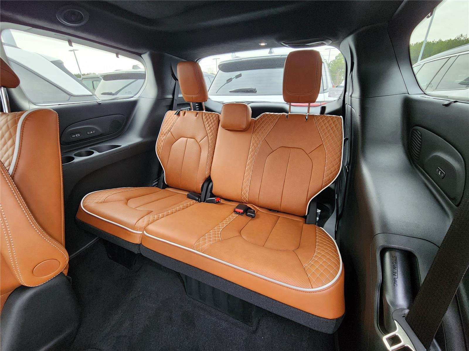 New 2026 Bright White Clear-Coat Exterior Paint Chrysler Pinnacle image 13