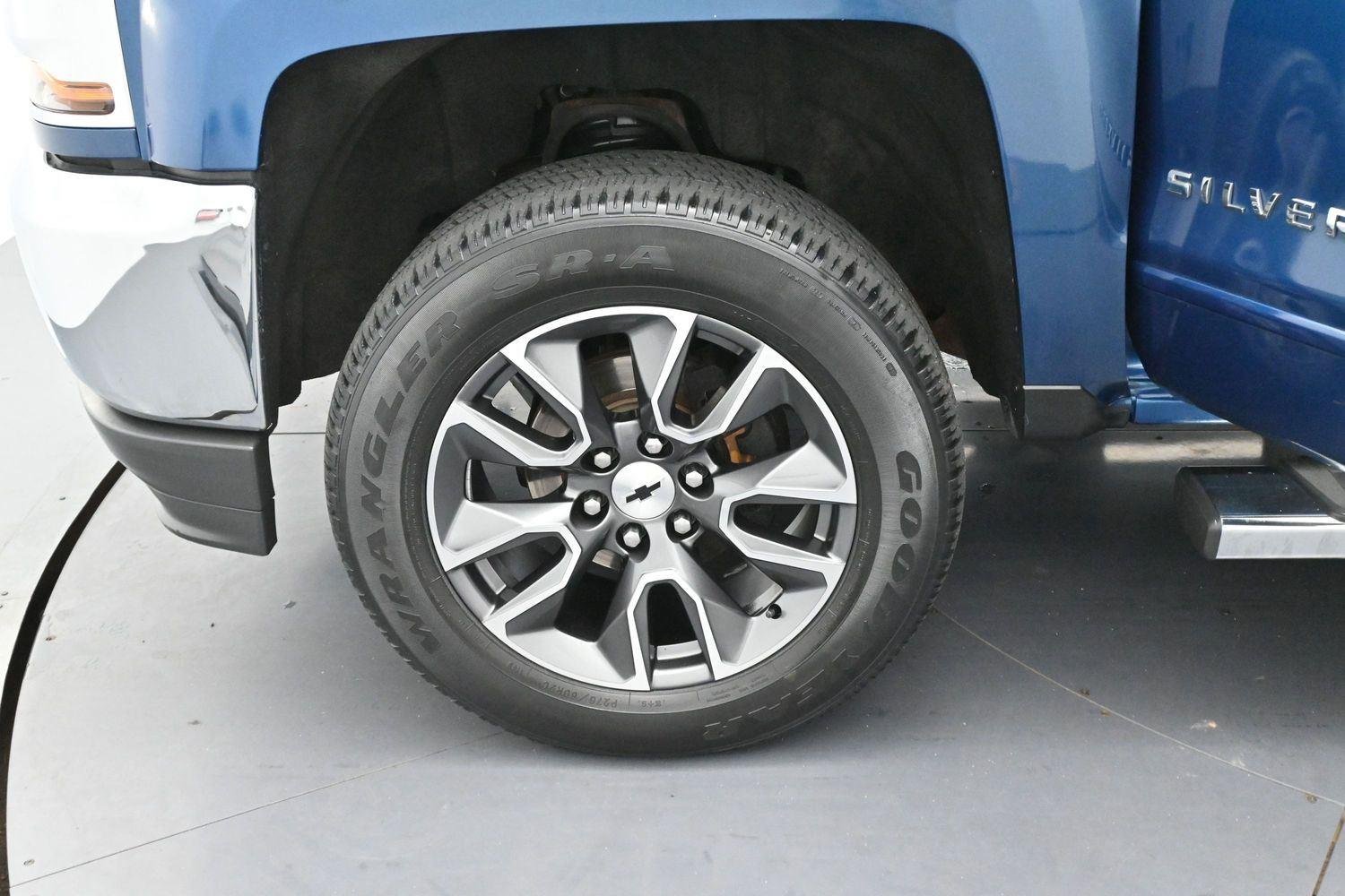 Used 2018 Deep Ocean Blue Metallic Chevrolet LT image 35