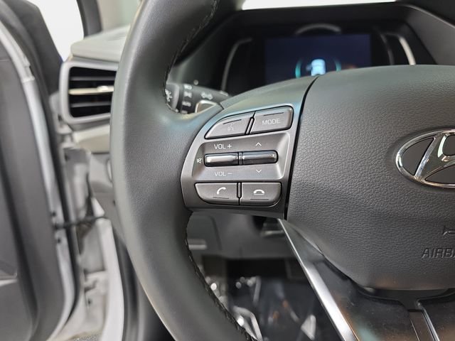Used 2020 White Hyundai SE image 17
