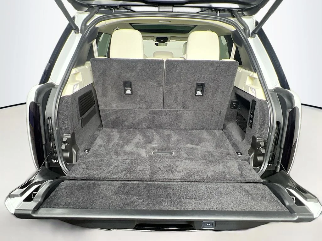 Used 2023 Fuji White Land Rover SE image 28