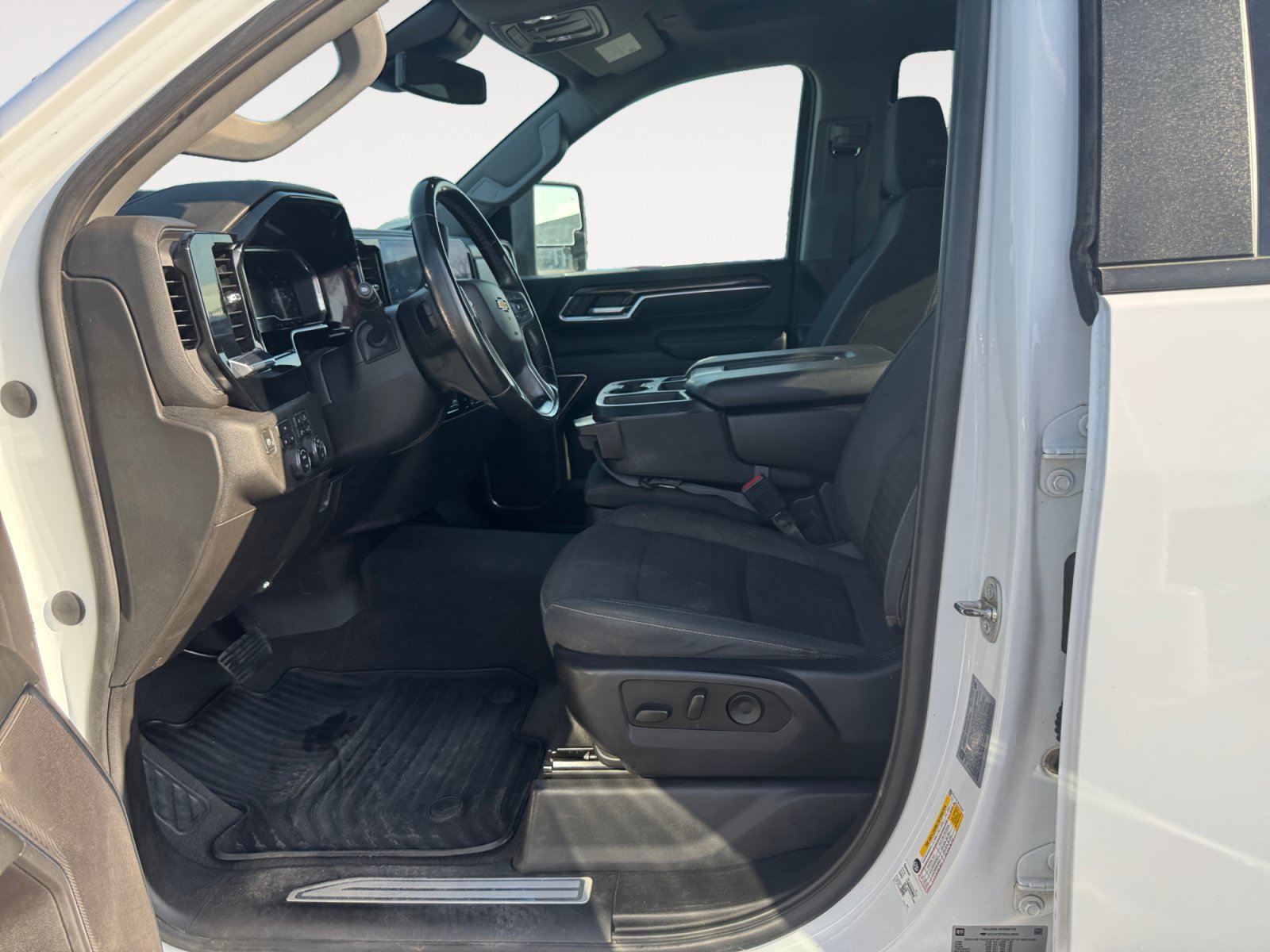 Used 2024 Summit White Chevrolet LT image 18